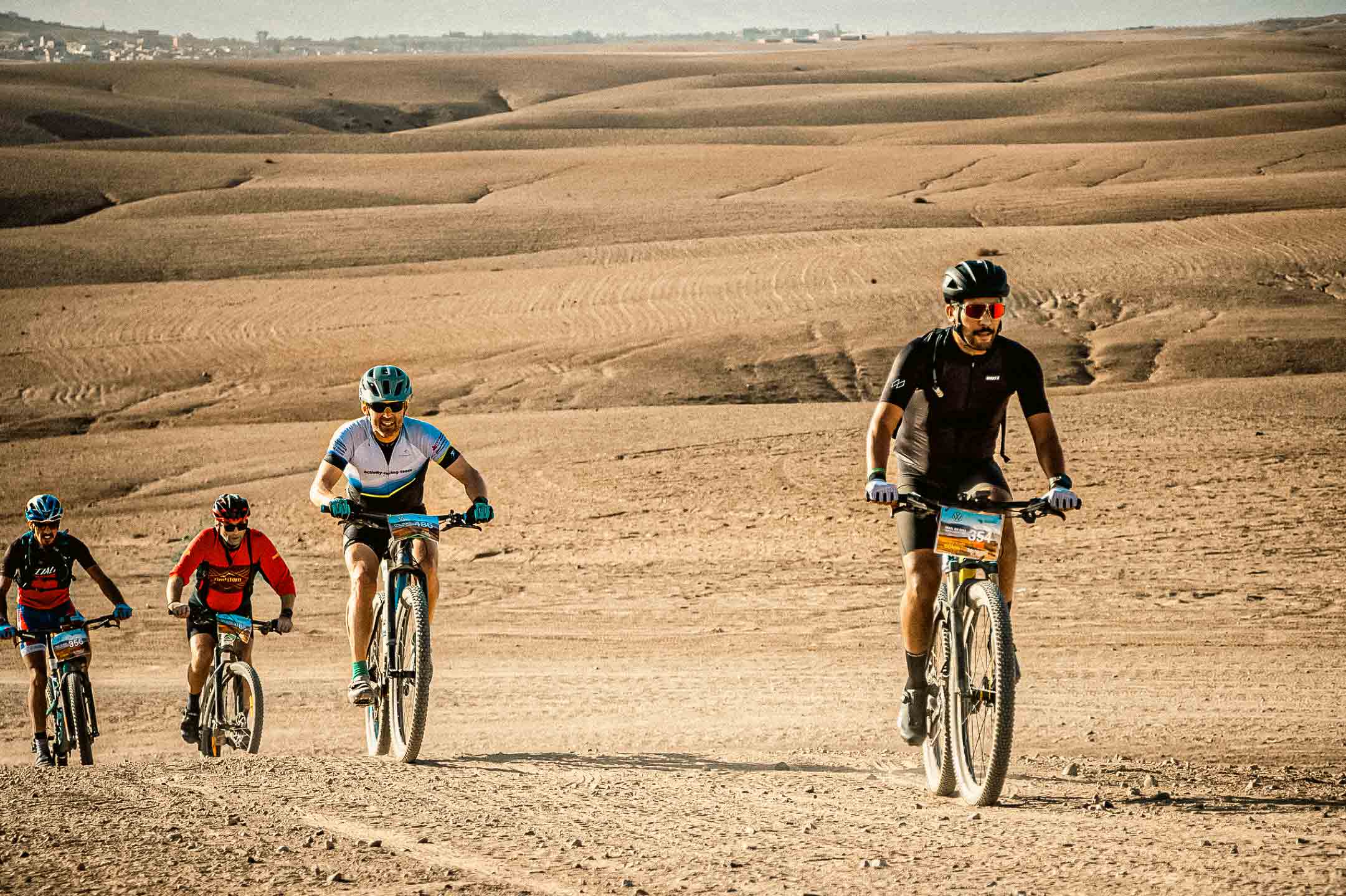 Cycliste VTT sur les pistes d’Agafay