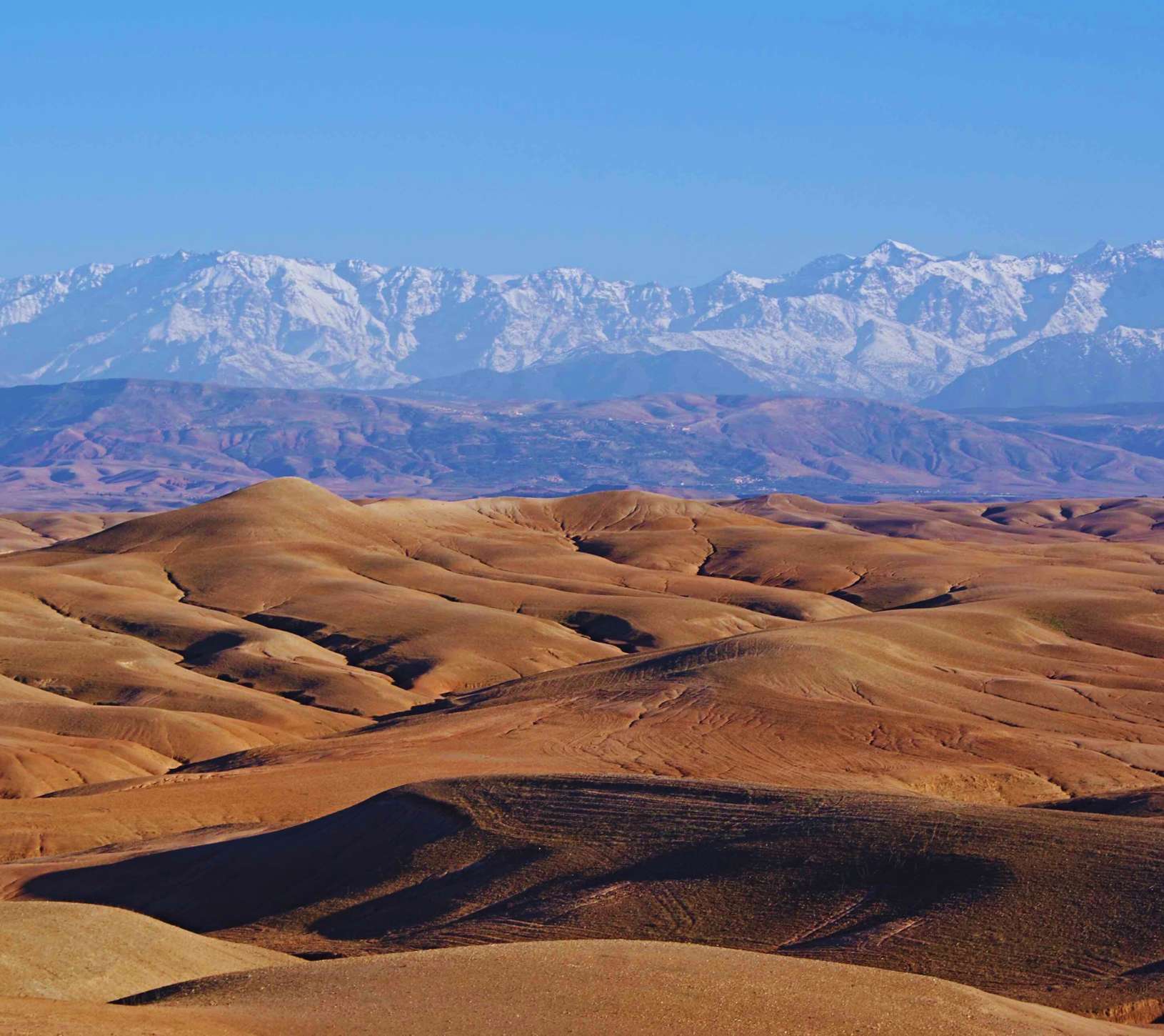 Paysage du désert d’Agafay avec les montagnes de l’Atlas