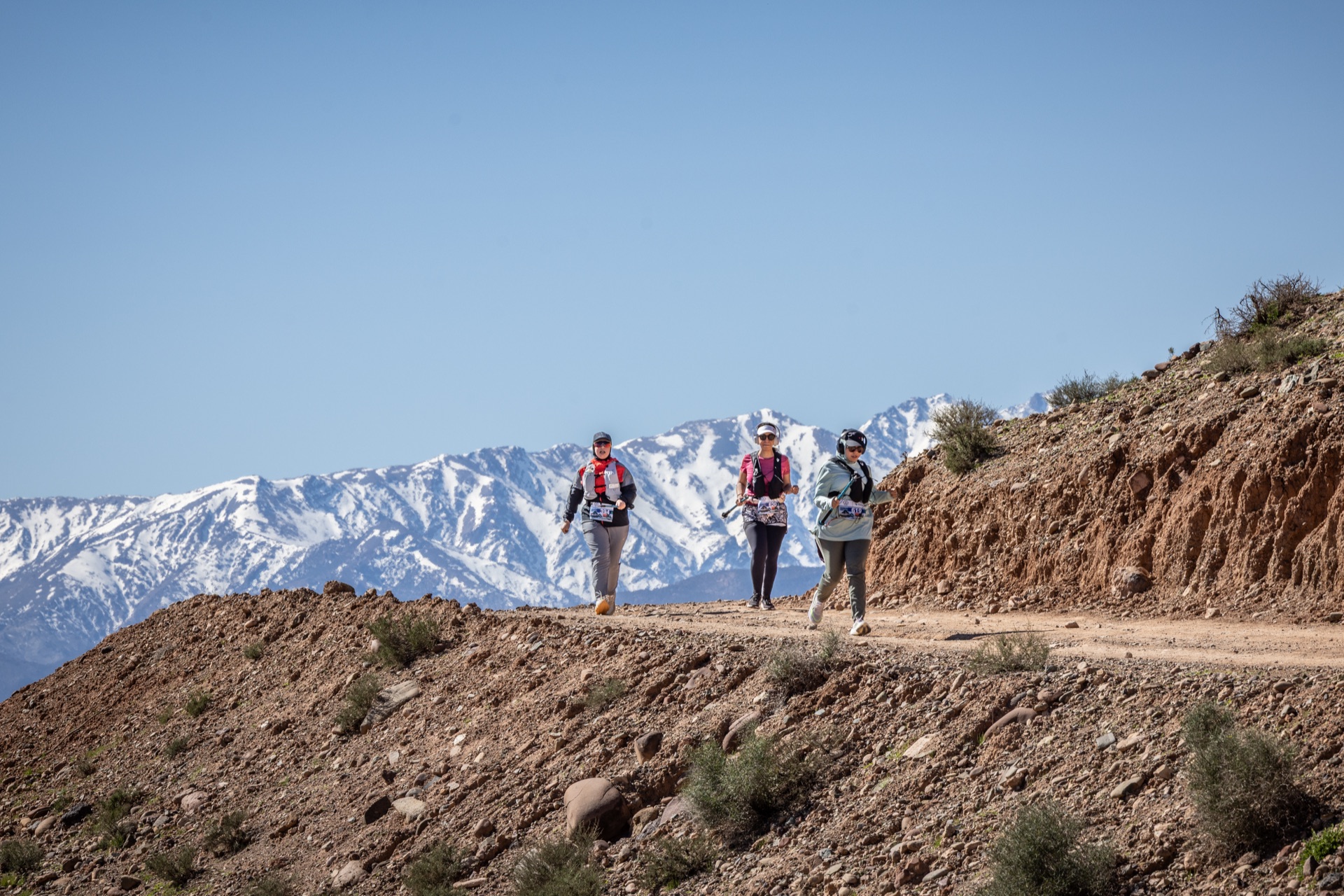 Coureurs sur les sentiers du Haut Atlas