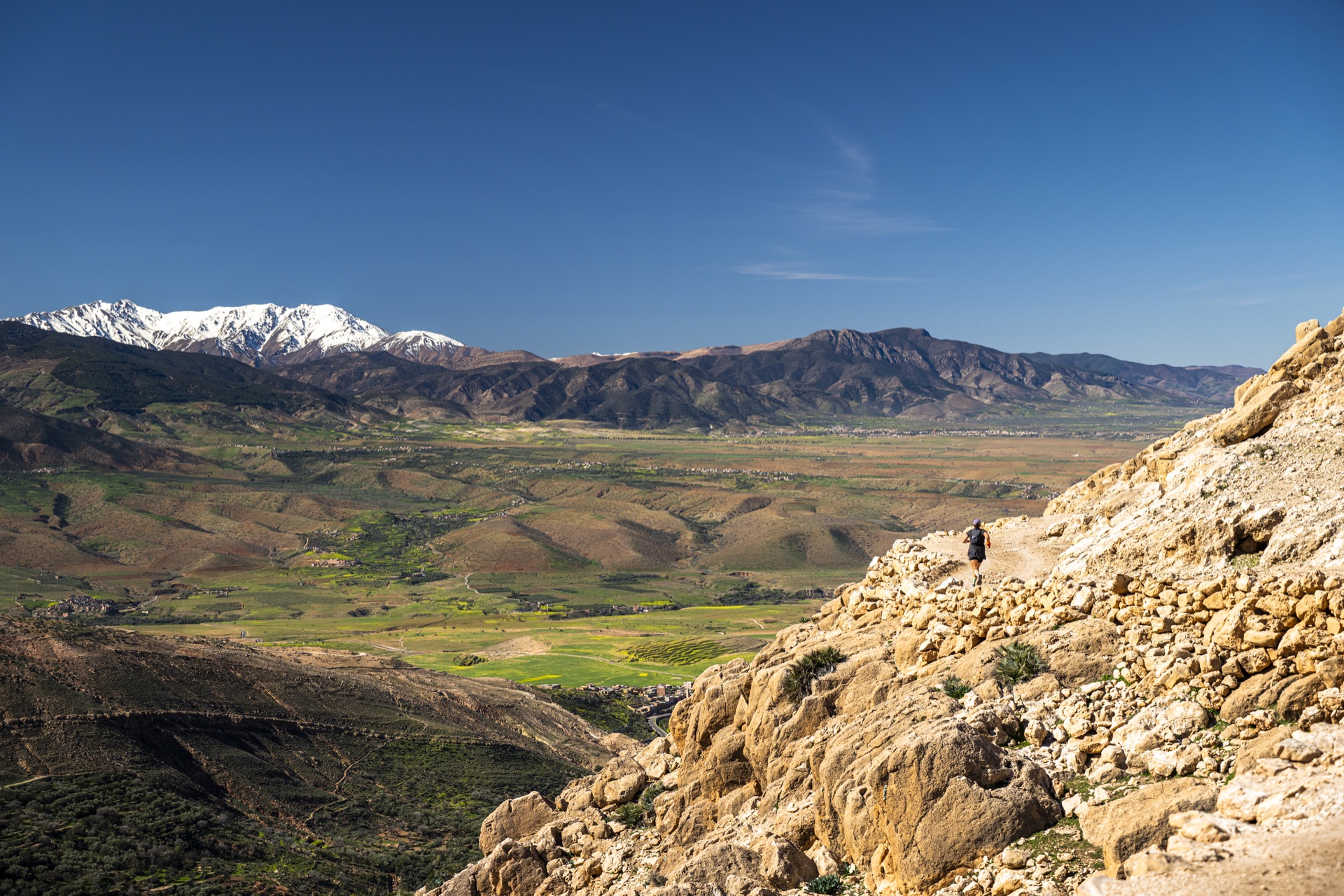 Coureurs sur les sentiers du Haut Atlas