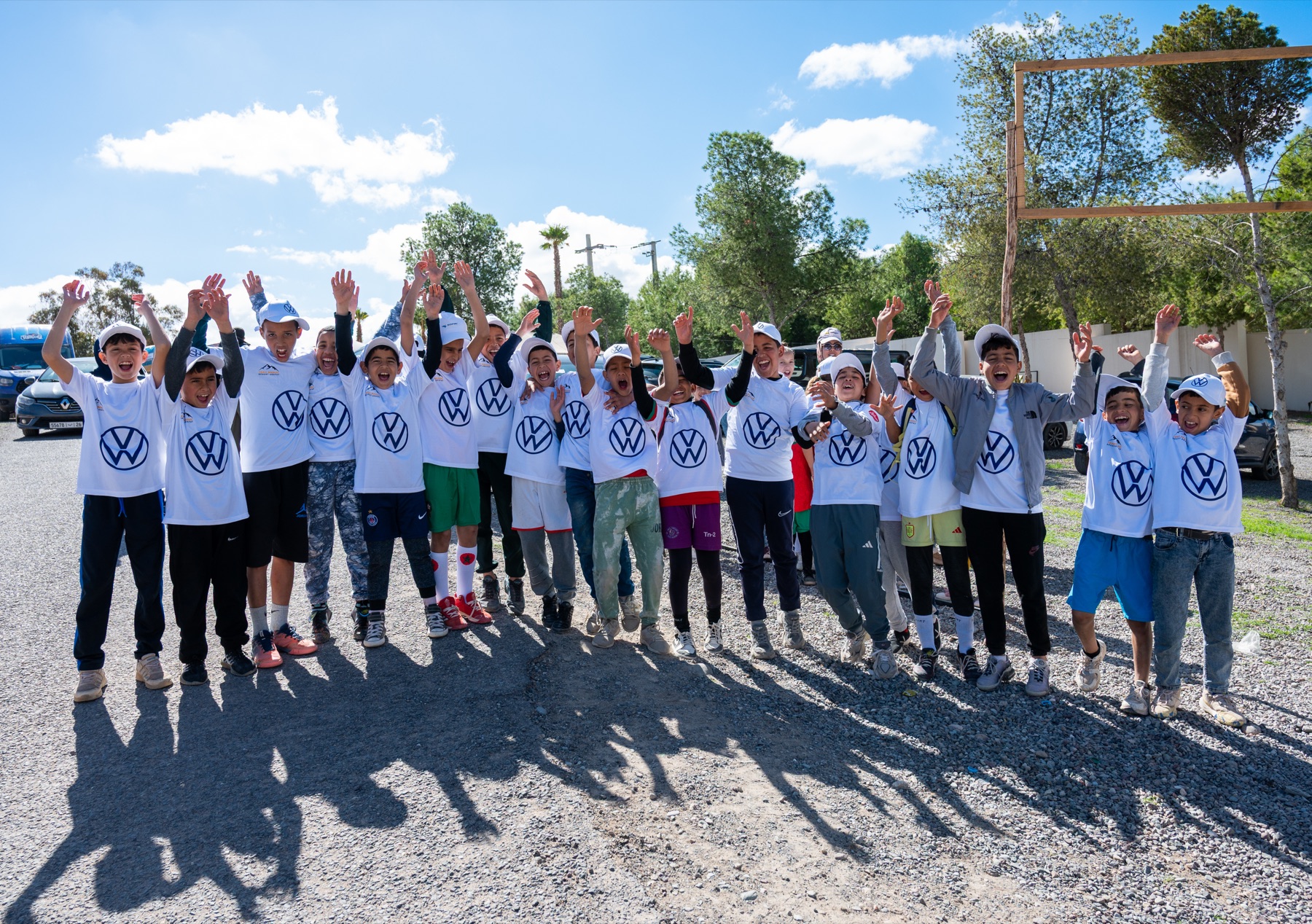 Groupe d’enfants célébrant le Trail Takerkoust